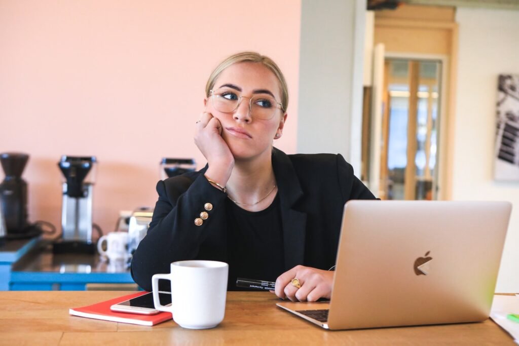 mulher de camisa preta de manga comprida usando macbook
