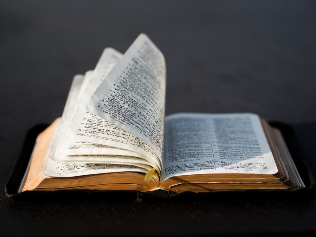 abrindo a biblia para leitura