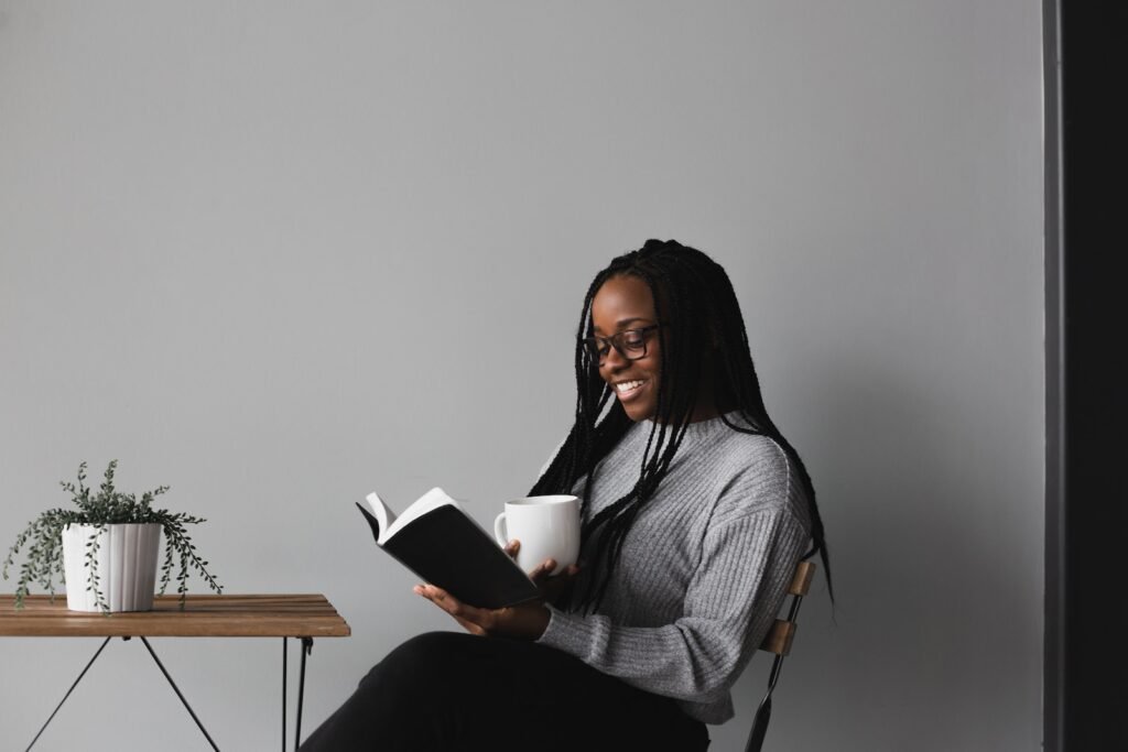uma mulher negra lendo a biblia sagrada