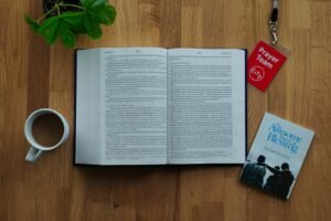 página do livro branco na mesa de madeira marrom